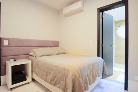 Casa de condomínio à venda com 356m², 5 quartos e 4 vagas Casa de condomínio à venda com 356m², 5 quartos e 4 vagasSuíte 3