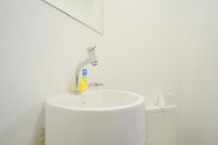 Casa de condomínio à venda com 356m², 5 quartos e 4 vagas Casa de condomínio à venda com 356m², 5 quartos e 4 vagasBanheiro de Serviço