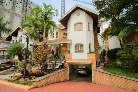 Casa de condomínio à venda com 356m², 5 quartos e 4 vagas Casa de condomínio à venda com 356m², 5 quartos e 4 vagasFachada