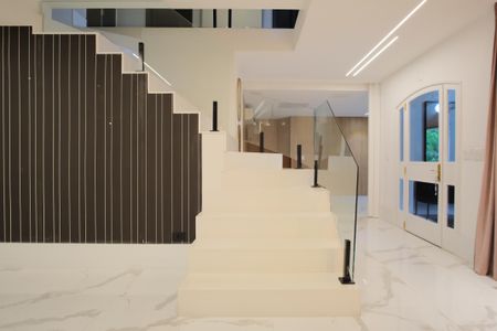 Casa de condomínio à venda com 356m², 5 quartos e 4 vagas Casa de condomínio à venda com 356m², 5 quartos e 4 vagasEscada