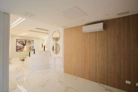 Casa de condomínio à venda com 356m², 5 quartos e 4 vagas Casa de condomínio à venda com 356m², 5 quartos e 4 vagasSala de TV