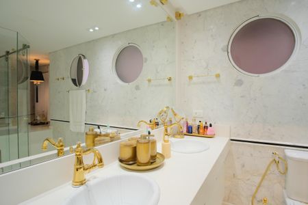 Casa de condomínio à venda com 356m², 5 quartos e 4 vagas Casa de condomínio à venda com 356m², 5 quartos e 4 vagasBanheiro da Suíte 1