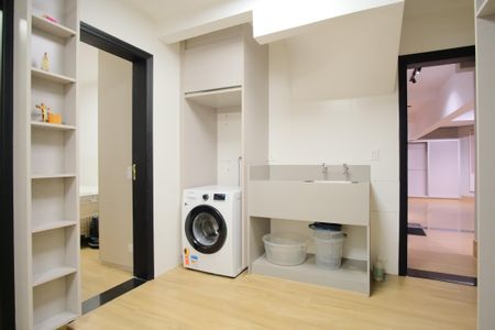 Casa de condomínio à venda com 356m², 5 quartos e 4 vagas Casa de condomínio à venda com 356m², 5 quartos e 4 vagasLavanderia