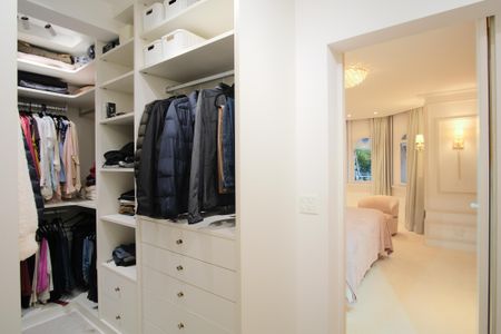 Casa de condomínio à venda com 356m², 5 quartos e 4 vagas Casa de condomínio à venda com 356m², 5 quartos e 4 vagasCloset da suíte 1