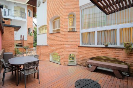 Casa de condomínio à venda com 356m², 5 quartos e 4 vagas Casa de condomínio à venda com 356m², 5 quartos e 4 vagasÁrea gourmet / Quintal