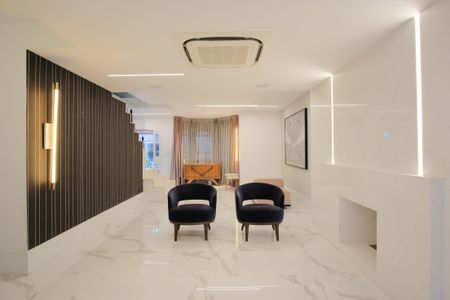 Casa de condomínio à venda com 356m², 5 quartos e 4 vagas Casa de condomínio à venda com 356m², 5 quartos e 4 vagasSala