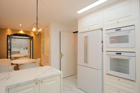 Casa de condomínio à venda com 356m², 5 quartos e 4 vagas Casa de condomínio à venda com 356m², 5 quartos e 4 vagasCozinha