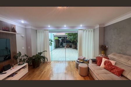 Casa à venda com 276m², 3 quartos e 3 vagasSala