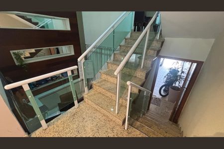 Casa à venda com 276m², 3 quartos e 3 vagasEscada
