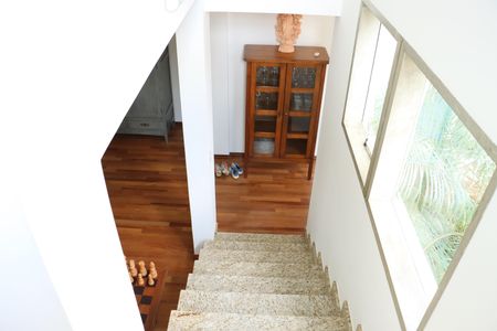 Casa de condomínio para alugar com 300m², 5 quartos e 4 vagasEscada