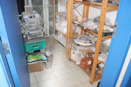 Casa de condomínio para alugar com 300m², 5 quartos e 4 vagasDepósito