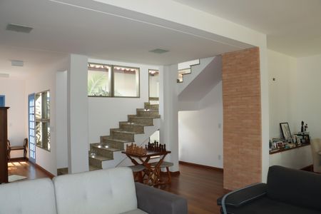 Casa de condomínio para alugar com 300m², 5 quartos e 4 vagasSala