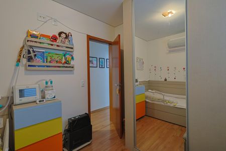 Apartamento à venda com 202m², 4 quartos e 3 vagasQuarto 2