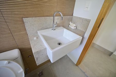 Casa de condomínio para alugar com 153m², 3 quartos e 2 vagasBanheiro do Quarto 1