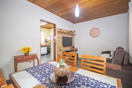 Casa à venda com 270m², 2 quartos e 3 vagas Casa à venda com 270m², 2 quartos e 3 vagasSala