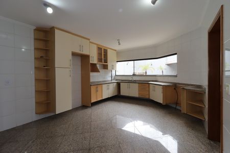Casa à venda com 311m², 4 quartos e 4 vagasCozinha
