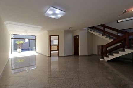Casa à venda com 311m², 4 quartos e 4 vagasSala