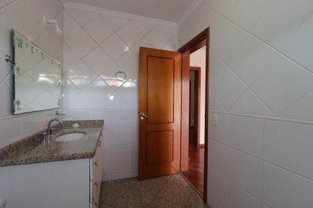 Casa à venda com 311m², 4 quartos e 4 vagasBanheiro da Suíte 2