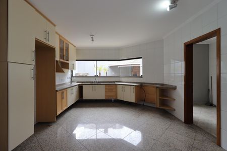 Casa à venda com 311m², 4 quartos e 4 vagasCozinha