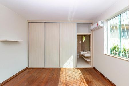 Casa à venda com 230m², 3 quartos e 5 vagas Casa à venda com 230m², 3 quartos e 5 vagasSuíte