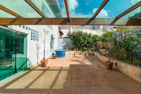 Casa à venda com 230m², 3 quartos e 5 vagas Casa à venda com 230m², 3 quartos e 5 vagasQuintal