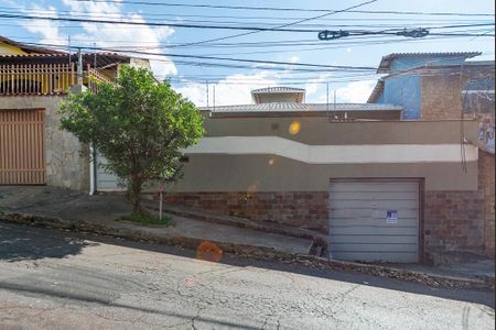 Casa à venda com 230m², 3 quartos e 5 vagas Casa à venda com 230m², 3 quartos e 5 vagasFachada
