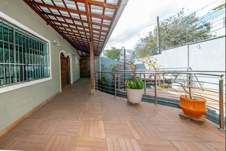 Casa à venda com 230m², 3 quartos e 5 vagas Casa à venda com 230m², 3 quartos e 5 vagasVaranda
