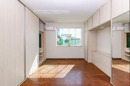 Casa à venda com 230m², 3 quartos e 5 vagas Casa à venda com 230m², 3 quartos e 5 vagasSuíte