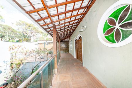 Casa à venda com 230m², 3 quartos e 5 vagas Casa à venda com 230m², 3 quartos e 5 vagasVaranda