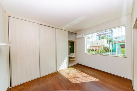 Casa à venda com 230m², 3 quartos e 5 vagas Casa à venda com 230m², 3 quartos e 5 vagasSuíte