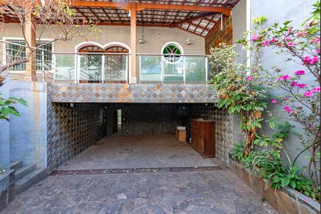 Casa à venda com 230m², 3 quartos e 5 vagas Casa à venda com 230m², 3 quartos e 5 vagasGaragem