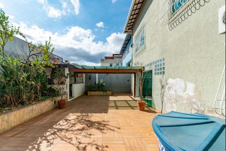 Casa à venda com 230m², 3 quartos e 5 vagas Casa à venda com 230m², 3 quartos e 5 vagasQuintal