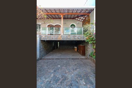 Casa à venda com 230m², 3 quartos e 5 vagas Casa à venda com 230m², 3 quartos e 5 vagasGaragem