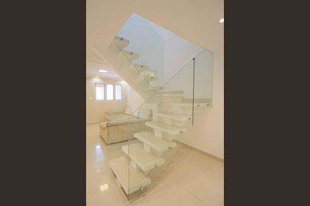 Escada de casa para alugar com 2 quartos, 180m² em Guaiauna, São Paulo