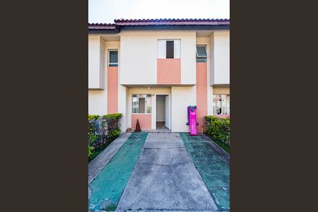 Casa para alugar com 80m², 2 quartos e 2 vagasFachada e garagem