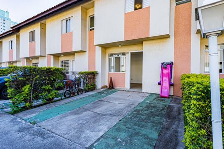 Casa para alugar com 80m², 2 quartos e 2 vagasFachada e garagem