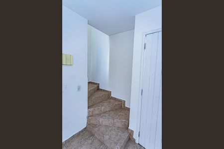 Casa para alugar com 80m², 2 quartos e 2 vagasEscada