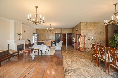 Casa à venda com 700m², 4 quartos e 6 vagasSala