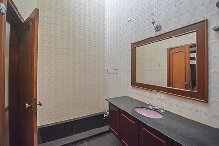 Casa à venda com 700m², 4 quartos e 6 vagasBanheiro 1