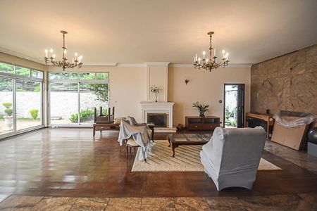 Casa à venda com 700m², 4 quartos e 6 vagasSala