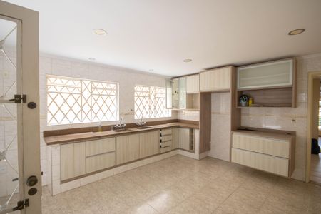 Casa à venda com 260m², 4 quartos e 2 vagas Casa à venda com 260m², 4 quartos e 2 vagasCozinha