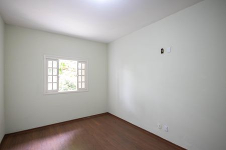 Casa à venda com 260m², 4 quartos e 2 vagas Casa à venda com 260m², 4 quartos e 2 vagasQuarto 1