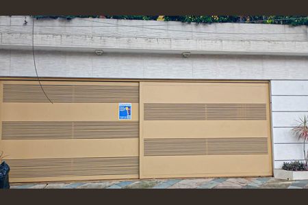 Casa à venda com 260m², 4 quartos e 2 vagas Casa à venda com 260m², 4 quartos e 2 vagasFachada