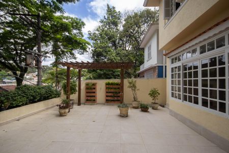 Casa à venda com 260m², 4 quartos e 2 vagas Casa à venda com 260m², 4 quartos e 2 vagasQuintal