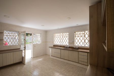 Casa à venda com 260m², 4 quartos e 2 vagas Casa à venda com 260m², 4 quartos e 2 vagasCozinha