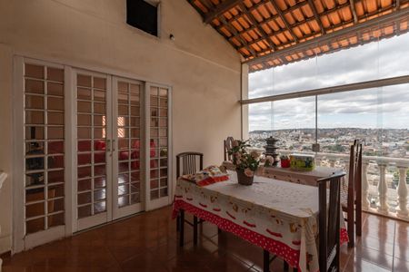 Casa à venda com 360m², 3 quartos e 8 vagas Casa à venda com 360m², 3 quartos e 8 vagasÁrea comum