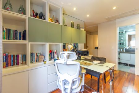 Apartamento à venda com 221m², 4 quartos e 4 vagasSuíte 3 (Escritório)