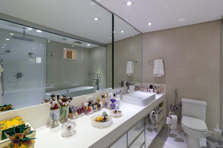 Apartamento à venda com 221m², 4 quartos e 4 vagasBanheiro da Suíte 4