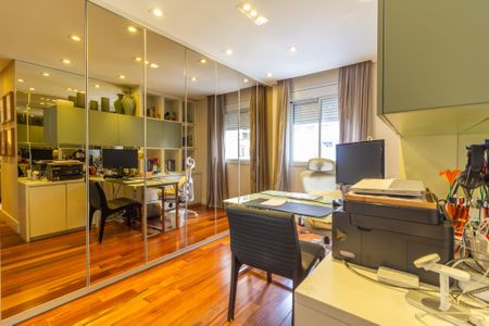 Apartamento à venda com 221m², 4 quartos e 4 vagasSuíte 3 (Escritório)
