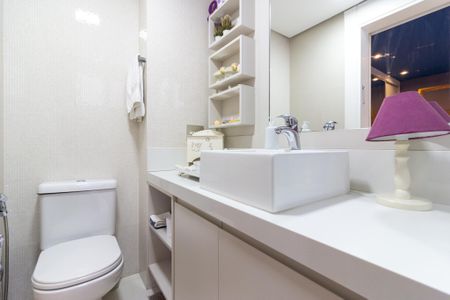 Apartamento à venda com 221m², 4 quartos e 4 vagasBanheiro da Suíte 2